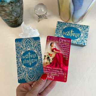 iN2IT Tarot Deck Keywords Edition. Tarot Deck w/78 Tarot Cards + 5 Bonus Oracle Cards.